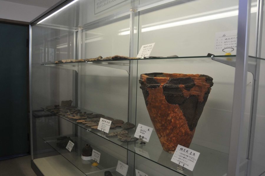 チライベツ遺跡から発掘された擦文時代末期の土器・石器を展示し、天売・焼尻遺跡から発掘された縄文式、オホーツク式土器・石器を対比させて展示。