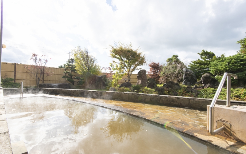 大浴場と日本庭園の露天風呂